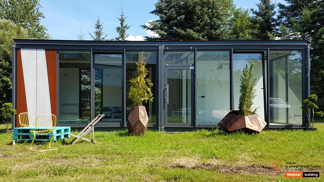 Trädgårdskontor på baksidan av huset, katt