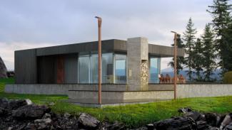 Shou Sugi Ban 70 m², vy över terrass och Corten-fasad.